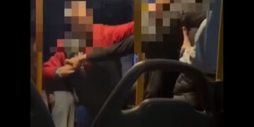 Σοβαρό περιστατικό σε λεωφορείο στη Θεσσαλονίκη: Άνδρας φέρεται να προσπάθησε να επιτεθεί σε κοπέλα – Δείτε βίντεο